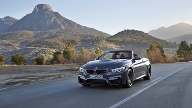 BMW M4 Cabrio 2014 - grise - 3/4 avant gauche dynamique