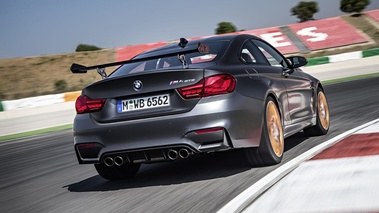 BMW M4 GTS - Grise - 3/4 arrière droit dynamique