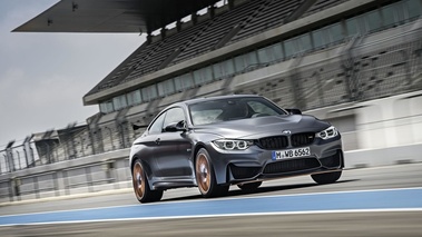 BMW M4 GTS - Grise - 3/4 avant droit dynamique 