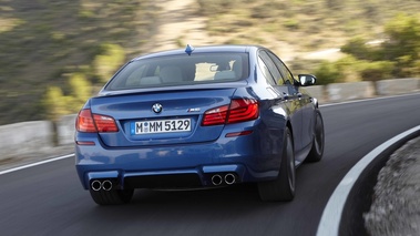 BMW M5 F10 bleu 3/4 arrière droit travelling penché