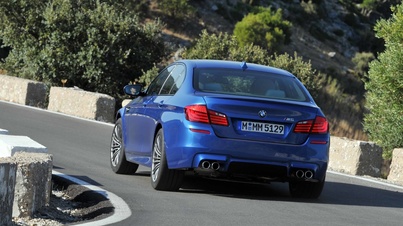BMW M5 F10 bleu vue de 3/4 arrière gauche