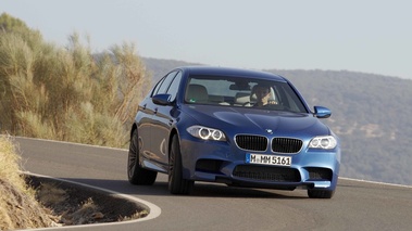 BMW M5 F10 bleu 3/4 avant droit penché