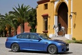 BMW M5 F10 bleu 3/4 avant droit