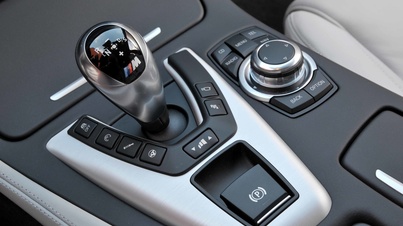 BMW M5 F10 bleu vue du levier de vitesses