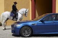 BMW M5 F10 bleu profil coupé