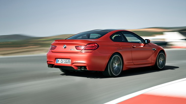 BMW M6 2015 - Orange - 3/4 arrière droit dynamique