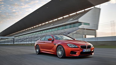 BMW M6 2015 - Orange - 3/4 avant droit dynamique