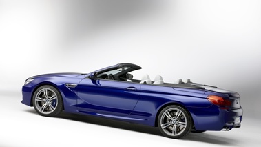 BMW M6 Cabrio - bleu - profil gauche, décapoté, penché