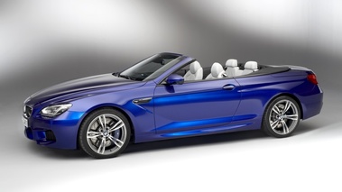BMW M6 Cabrio - bleu - profil gauche, décapoté, penché