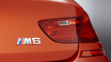 BMW M6 Coupé - orange - détail, logo