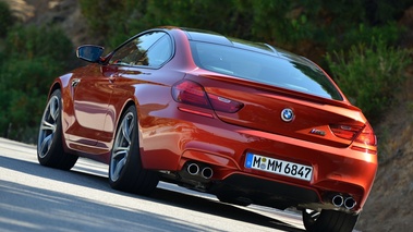 BMW M6 orange 3/4 arrière gauche penché