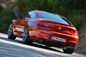 BMW M6 orange vue de 3/4 arrière gauche