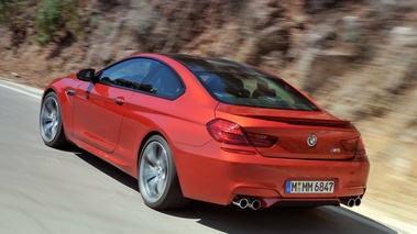 BMW M6 orange 3/4 arrière gauche travelling penché