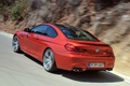 BMW M6 orange 3/4 arrière gauche travelling penché