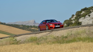 BMW M6 orange 3/4 avant droit filé