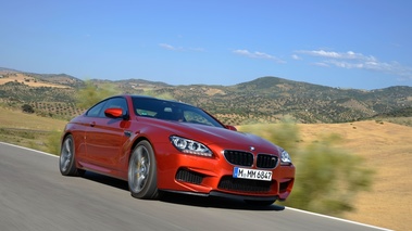 BMW M6 orange 3/4 avant droit travelling penché