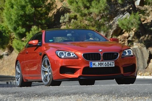 BMW M6 orange vue de 3/4 avant droit