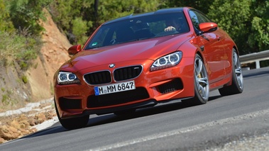 BMW M6 orange 3/4 avant gauche penché 2