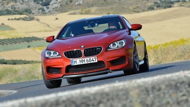 BMW M6 orange 3/4 avant gauche penché