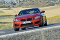 BMW M6 orange 3/4 avant gauche penché