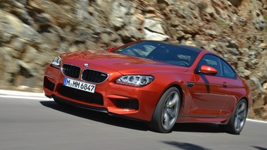 BMW M6 orange 3/4 avant gauche travelling penché