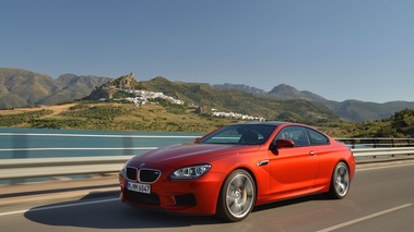 BMW M6 orange 3/4 avant gauche travelling