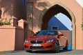 BMW M6 orange 3/4 avant gauche