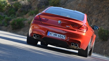 BMW M6 orange face arrière penché