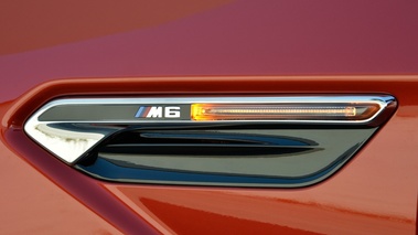 BMW M6 orange logo M6 aile avant