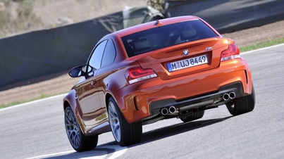 BMW Série 1M orange vue de 3/4 arrière gauche