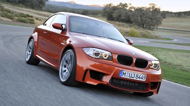 BMW Série 1M orange 3/4 avant droit travelling penché 2