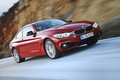 BMW Série 4 435i - rouge - 3/4 avant droit dynamique penché