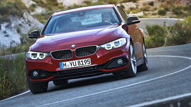 BMW Série 4 435i - rouge - 3/4 avant gauche dynamique penché