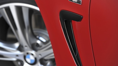 BMW Série 4 435i - Rouge - détail, écopes ailes avant