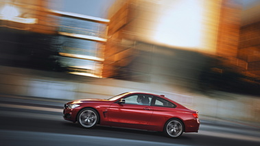 BMW Série 4 435i - rouge - profil gauche dynamique