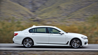 BMW Série 7 2015 - Blanche - Profil droit dynamique
