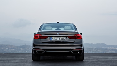 BMW Série 7 2015 - Grise - Face arrière