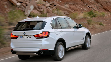 BMW X5 2013 - blanc - 3/4 arrière droit dynamique