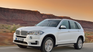 BMW X5 2013 - blanc - 3/4 avant gauche dynamique