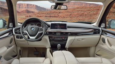 BMW X5 2013 - blanc - tableau de bord beige