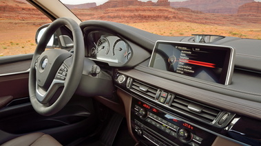 BMW X5 2013 - blanc - tableau de bord marron