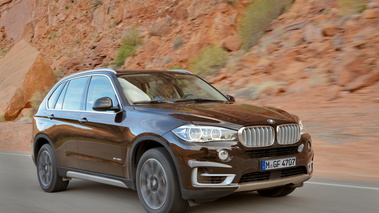 BMW X5 2013 - marron - 3/4 avant droit dynamique