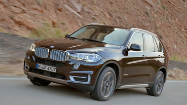 BMW X5 2013 - marron - 3/4 avant gauche dynamique