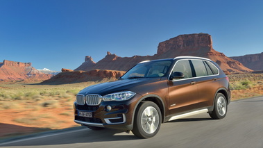 BMW X5 2013 - marron - 3/4 avant gauche, dynamique