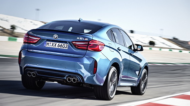 BMW X6 M - Bleu - 3/4 arrière droit dynamique