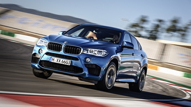 BMW X6 M - Bleu - 3/4 avant gauche dynamique