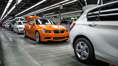 Dernière BMW M3 E92 - orange - 3/4 avant droit, sur la chaîne