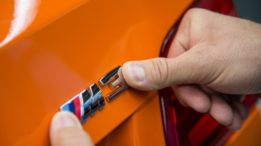 Dernière BMW M3 E92 - orange - logo M3