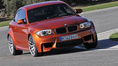 Essai BMW Série 1 M Coupé - orange - 3/4 avant droit, dynamique