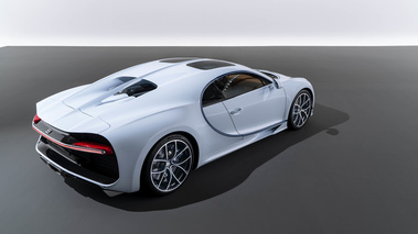 Bugatti Chiron SkyView blanc 3/4 arrière droit